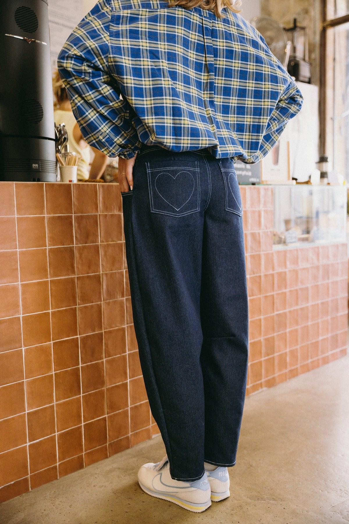 Jean barrel en denim foncé