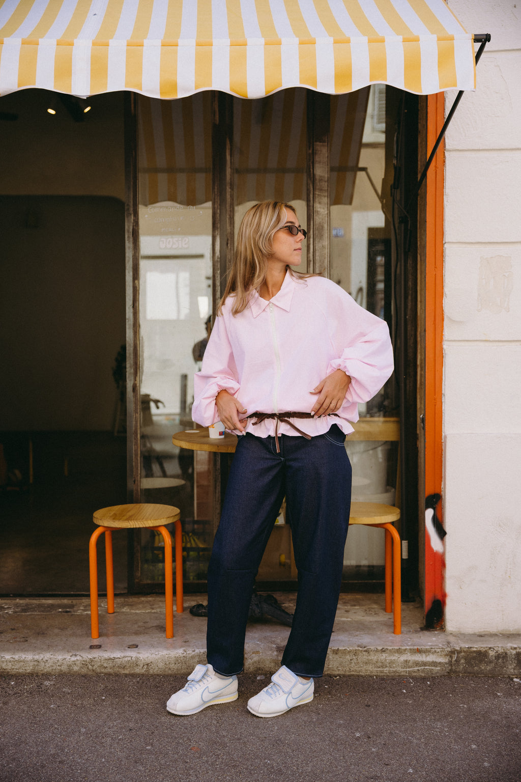Jean barrel en denim foncé