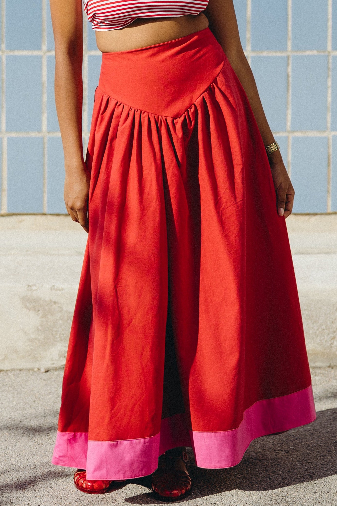 Jupe rouge à ceinture basque