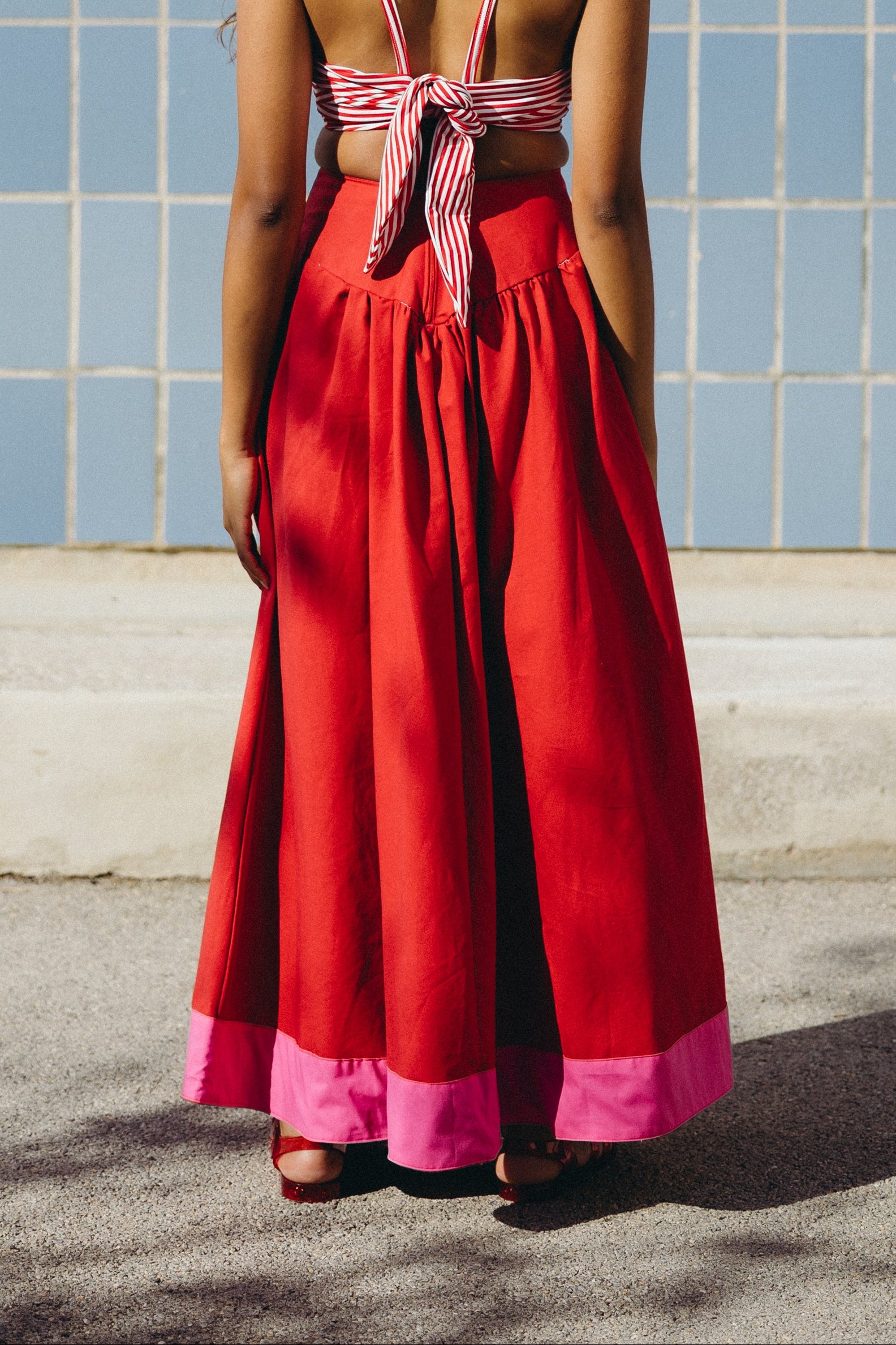 Jupe rouge à ceinture basque